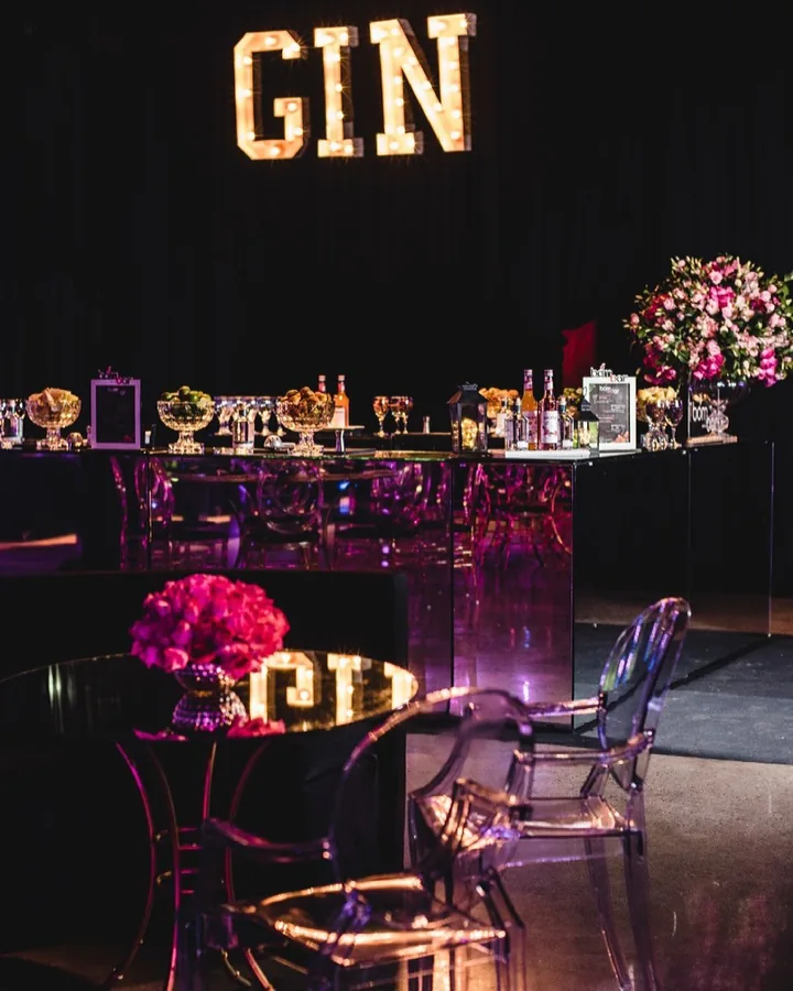 Bar do Bombar com taças e copos preparados para um evento
